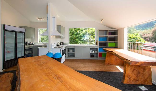The communal kitchen in Queenstown I Image: Haka Lodge