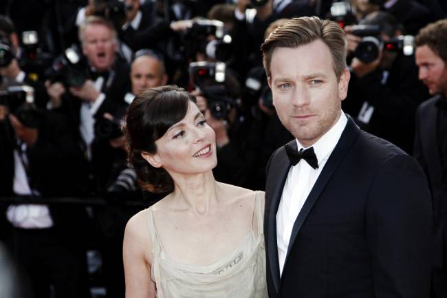 Ewan and Eve pose for the back-of-the-head shot to the delight of the paps | Image: Shutterstock 