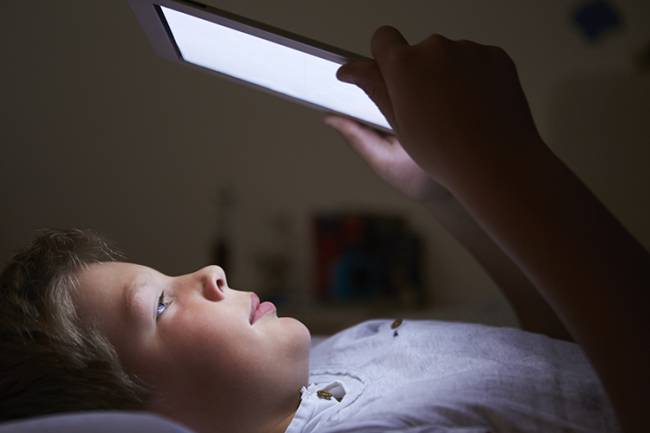 Tablets and other devices seem to offer a solitary reading experience and are thought to disrupt sleep | Image: ING Images