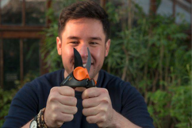 Man holding an ambidextrous pruner