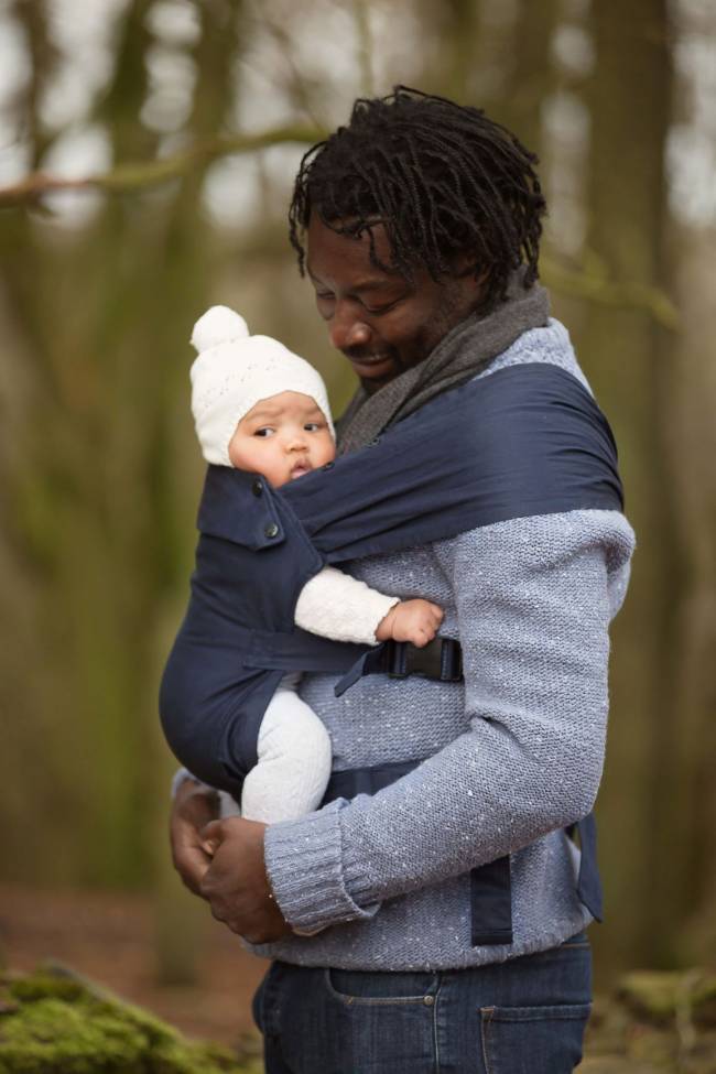 b2ap3_thumbnail_Izmi_Baby_Carrier_Cotton_Midnight_Blue_Front_Carry_dad_looking_baby_20200930-130218_1.jpg