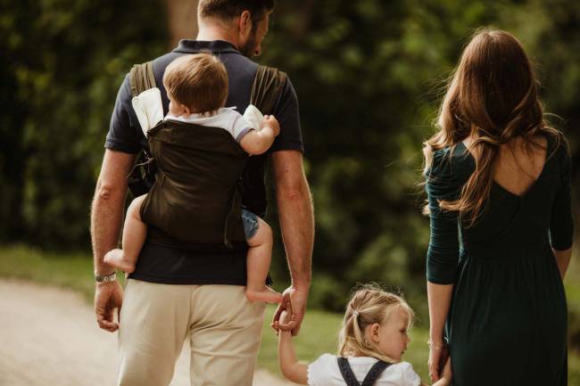 b2ap3_thumbnail_Izmi_Baby_Carrier_Olive_Lifestyle_Back_Carry_Family_Walk_Close_Up.jpg