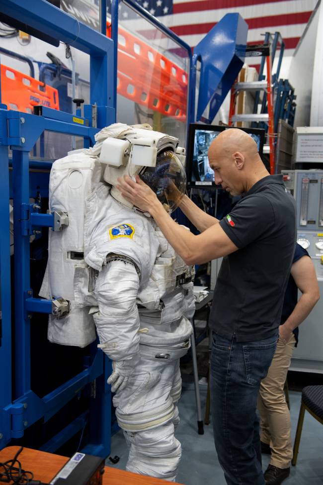 b2ap3_thumbnail_Luca_Parmitano_training_at_NASA_s_Johnson_Space_Center1.jpg