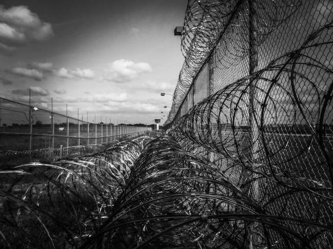 b2ap3_thumbnail_prison-fence-219264_1920.jpg